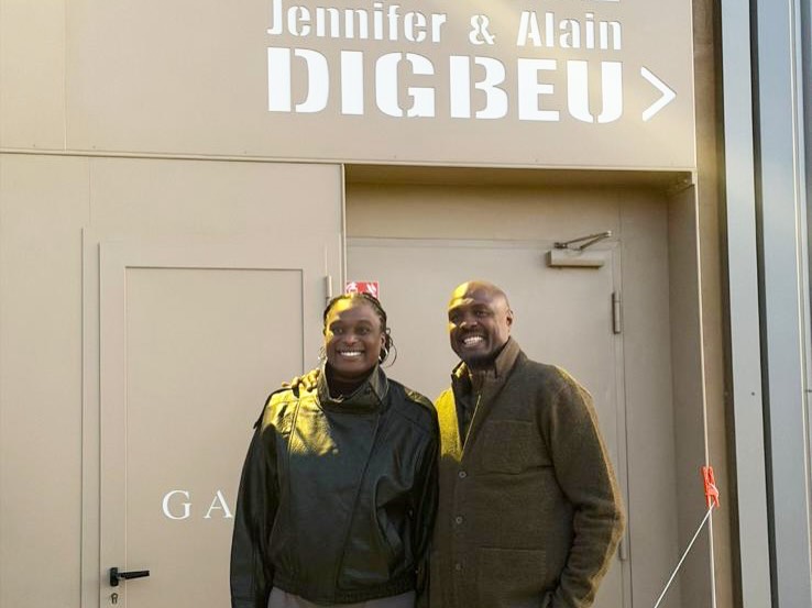 Jennifer ve Alain Digbeu, Salle Digbeu tabelasının önünde